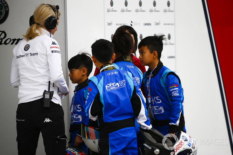 Children from the Grand Prix Kart Scholarship visit the Sauber garage