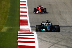 Lewis Hamilton, Mercedes AMG F1 W08, Sebastian Vettel, Ferrari SF70H