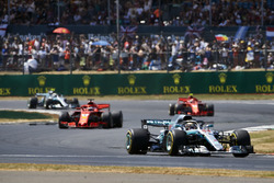 Lewis Hamilton, Mercedes AMG F1 W09, lidera a Sebastian Vettel, Ferrari SF71H, Kimi Raikkonen, Ferrari SF71H, y Valtteri Bottas, Mercedes AMG F1 W09