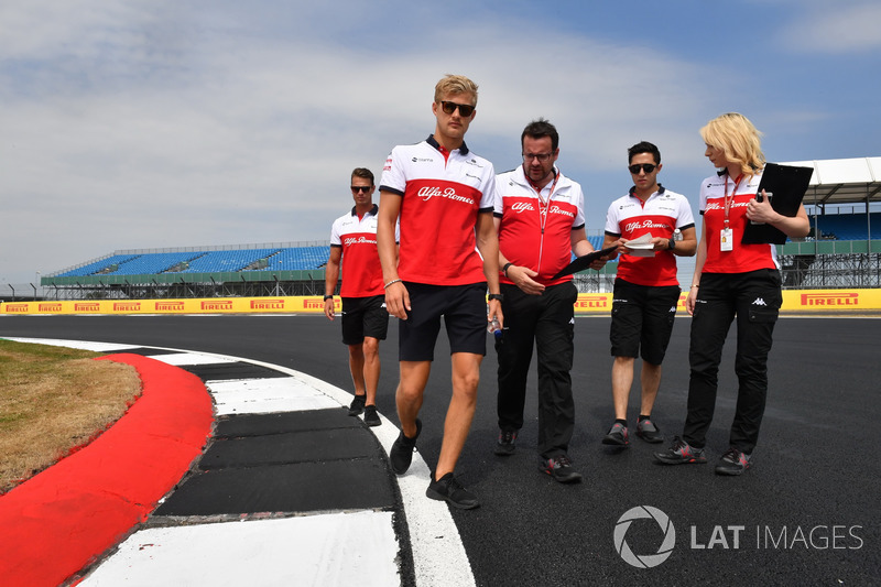 Marcus Ericsson, Sauber parcourt la piste à pied