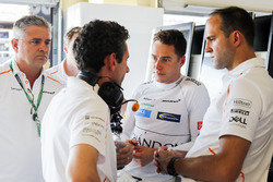 Stoffel Vandoorne, McLaren, habla con ingenieros