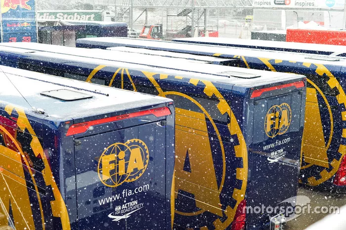 De la neige dans le paddock