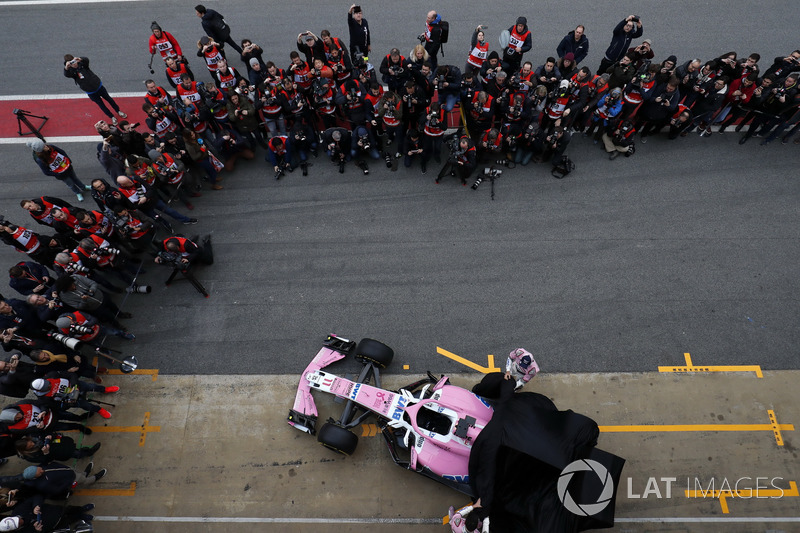 Sergio Perez, Sahara Force India et Esteban Ocon, Sahara Force India F1 dévoilent la nouvelle Sahara Force India VJM11