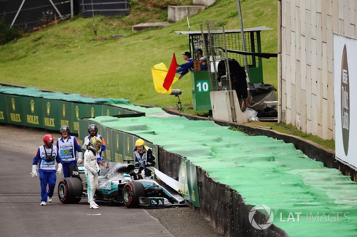 Lewis Hamilton, Mercedes AMG F1 W08, sale de su coche chocado