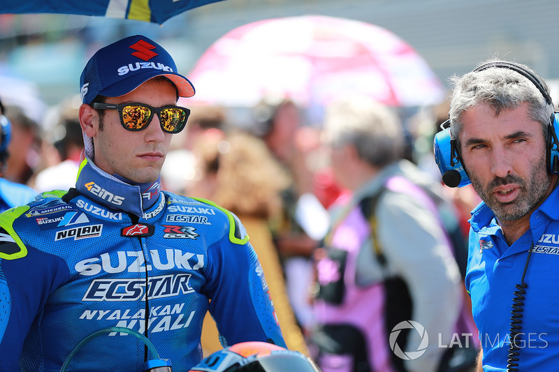 Alex Rins, Team Suzuki MotoGP, y su jefe de mecánicos José Manuel Cazeaux