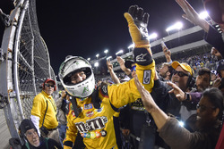 Il vincitore della gara Kyle Busch, Joe Gibbs Racing