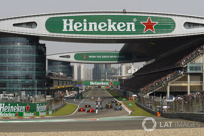 Sebastian Vettel, Ferrari SF71H, leads Kimi Raikkonen, Ferrari SF71H, Valtteri Bottas, Mercedes AMG F1 W09, Lewis Hamilton, Mercedes AMG F1 W09, Max Verstappen, Red Bull Racing RB14 Tag Heuer, and the rest of the field at the start of the race