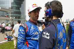 Гонщик Scuderia Toro Rosso Пьер Гасли и инженер