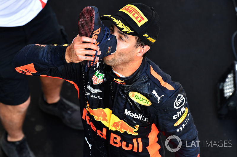 Daniel Ricciardo, Red Bull Racing merayakan dengan tradisi "shoey"