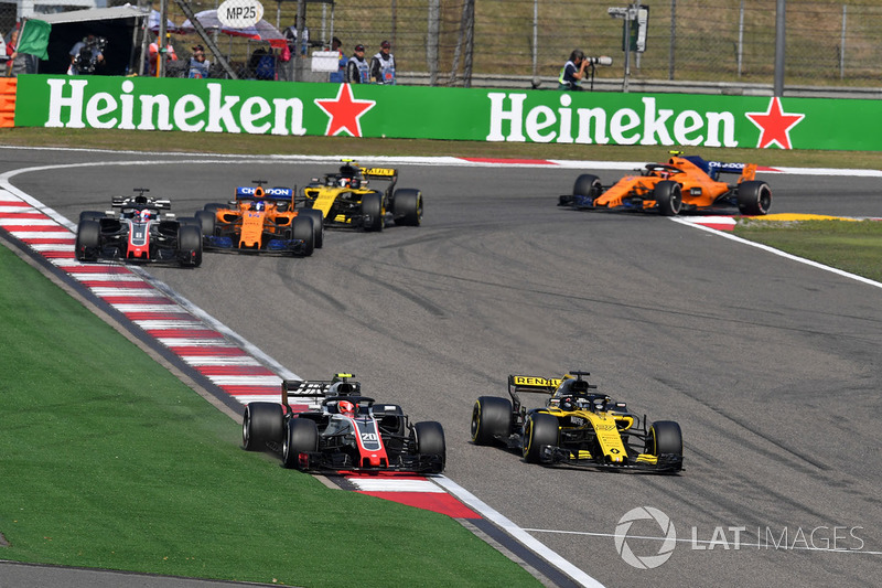 Kevin Magnussen, Haas F1 Team VF-18 et Nico Hulkenberg, Renault Sport F1 Team R.S. 18 en lutte