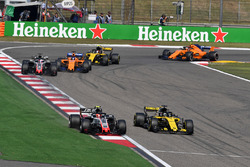 Кевін Магнуссен, Haas F1 Team VF-18, Ніко Хюлькенберг, Renault Sport F1 Team R.S. 18 battle