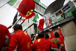 Sebastian Vettel, Ferrari, 1e plaats, en Max Verstappen, Red Bull Racing, 3e plaats