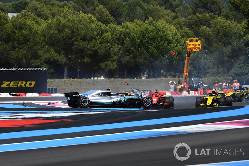 Sebastian Vettel, Ferrari SF71H hits Valtteri Bottas, Mercedes-AMG F1 W09 at the start of the race