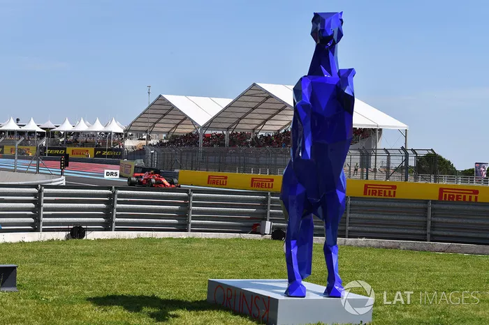 Escultura en el pitlane