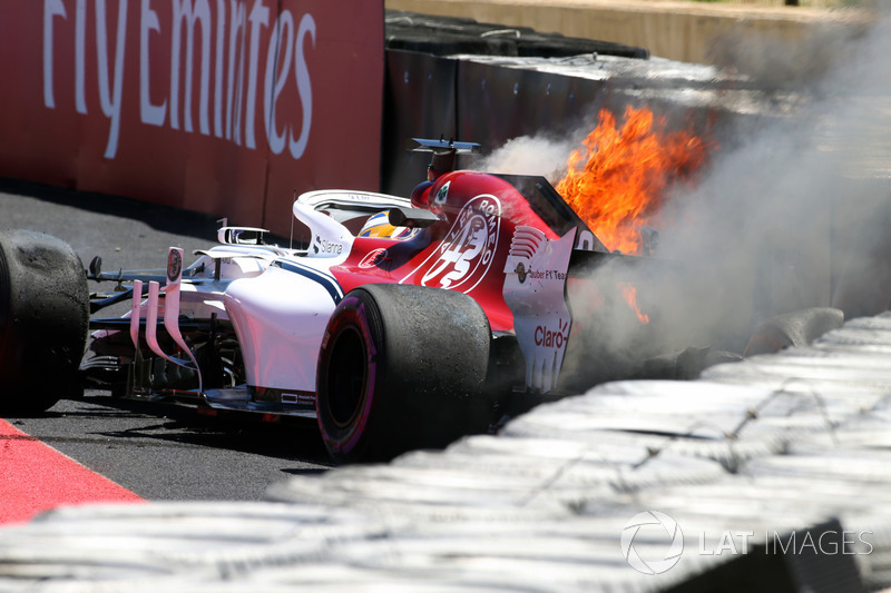 Marcus Ericsson, Sauber C37 crashes in FP1 and catches fire