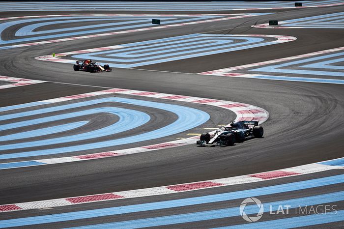 Lewis Hamilton, Mercedes AMG F1 W09, y Daniel Ricciardo, Red Bull Racing RB14