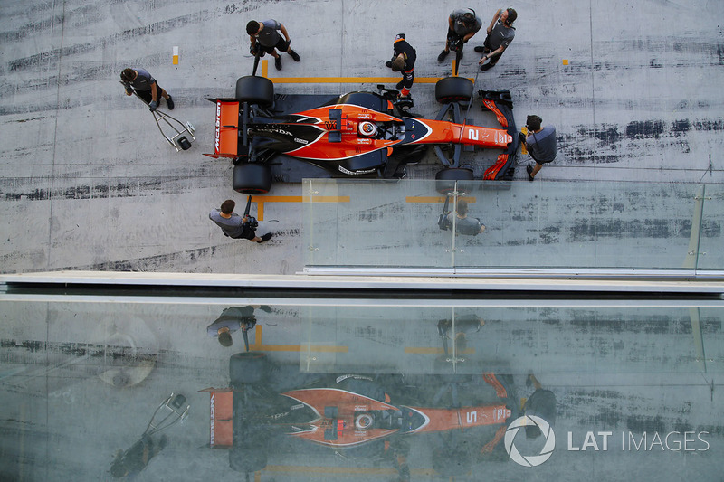 Stoffel Vandoorne, McLaren MCL32, paradas en su garaje de pits