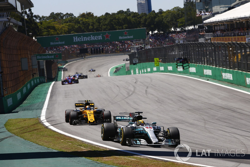 Lewis Hamilton, Mercedes AMG F1 W08, Carlos Sainz Jr., Renault Sport F1 Team RS17