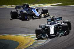Valtteri Bottas, Mercedes AMG F1 W08, Pascal Wehrlein, Sauber C36