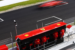 Sebastian Vettel, Ferrari SF71H, passe devant le muret des stands
