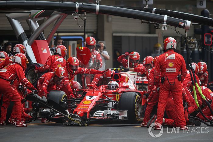 Kimi Raikkonen, Ferrari SF70H, pitstop