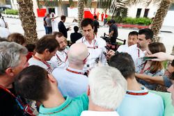 Toto Wolff, Director Ejecutivo, Mercedes AMG, habla a los medios