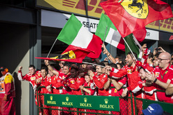 Gli uomini Ferrari festeggiano nel parco chiuso