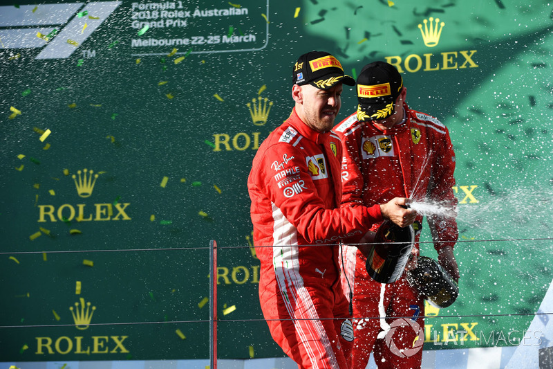 Гонщики Ferrari Себастьян Феттель и Кими Райкконен
