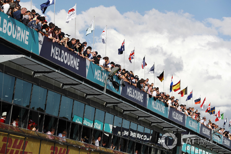 Los fanáticos miran la acción desde arriba del pit lane