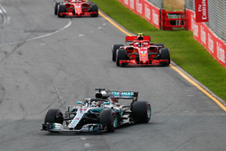Lewis Hamilton, Mercedes AMG F1 W09, devant Sebastian Vettel, Ferrari SF71H, et Kimi Raikkonen, Ferrari SF71H