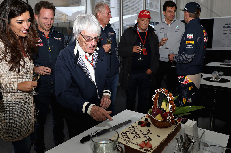 El jefe supremo de la F1 Bernie Ecclestone con un pastel de cumpleaños de parte de Christian Horner, director del equipo Red Bull Racing, Niki Lauda, Presidente no ejecutivo de Mercedes GP, el Dr. Helmut Marko, Red Bull Racing equipo consultor, Toto Wolff,