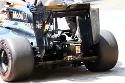 Jenson Button, McLaren MP4-31 dettaglio del diffussore e dell'ala posteriore