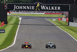 Max Verstappen, Red Bull Racing RB12; Nico Rosberg, Mercedes AMG F1 W07 Hybrid