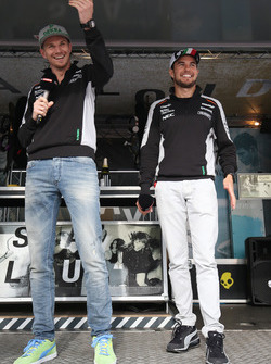 Nico Hulkenberg, Sahara Force India F1 et Sergio Perez, Sahara Force India F1 dans la fanzone Sahara Force India F1 Team au Woodlands Campsite