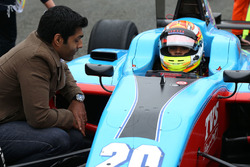 Карун Чандхок розмовляє з Арджуном Майні, Jenzer Motorsport