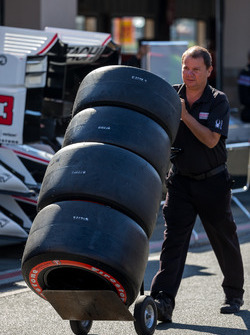 Mecánico con neumáticos Firestone