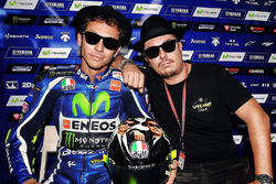 Валентино Росси, Yamaha Factory Racing и Алессио Салуччи и его шлем с Blues Brothers