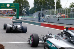 Ніко Росберг, Mercedes AMG F1 W07 Hybrid та Льюїс Хемілтон, Mercedes AMG F1 W07 Hybrid на стартовій