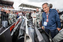 Motorsport.com's technical illustrator Giorgio Piola check out pole winning #2 Porsche Team Porsche