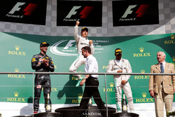 Podium (L naar R): Daniel Ricciardo, Red Bull Racing, tweede; Nico Rosberg, Mercedes AMG F1, racewin