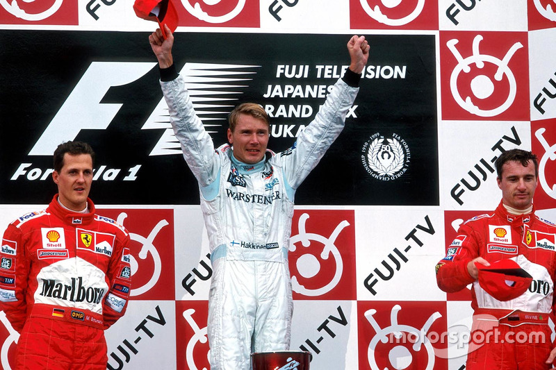 Podium: winnaar en wereldkampioen Mika Hakkinen, McLaren Mercedes, tweede Michael Schumacher, Ferrari, derde Eddie Irvine, Ferrari