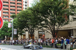 Sakon Yamamoto alla guida della Spark-Renault SRT_01E per le strade di Tokyo