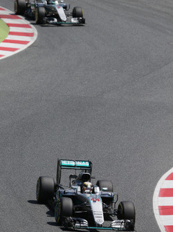 Lewis Hamilton, Mercedes AMG F1 W07 Hybrid voor ploegmaat Nico Rosberg, Mercedes AMG F1 W07 Hybrid