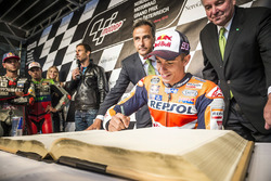 Marc Marquez, Repsol Honda Team firma il Golden Book di Graz alla parata della MotoGP