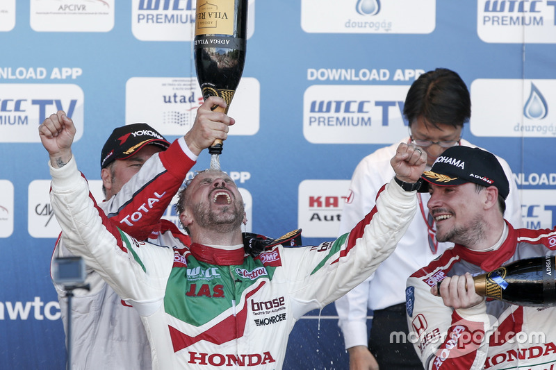 Podium: Race winner Tiago Monteiro, Honda Racing Team JAS, Honda Civic WTCC; second place Yvan Muller, Citroën World Touring Car Team, Citroën C-Elysée WTCC; third place Norbert Michelisz, Honda Racing Team JAS, Honda Civic WTCC