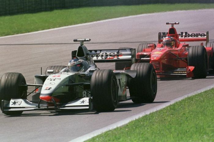 1998: Mika Hakkinen (perseguido por Michael Schumacher en la foto)