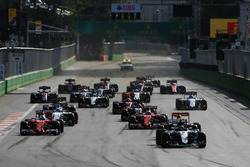 Nico Rosberg, Mercedes AMG F1 W07 Hybrid, führt nach dem Start