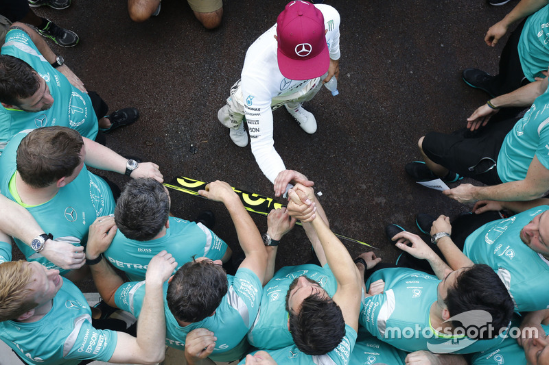 Ganador de la carrera Lewis Hamilton, Mercedes AMG F1 celebra con el equipo