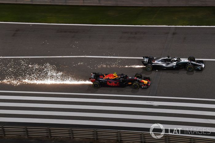 Max Verstappen, Red Bull Racing RB14 y Lewis Hamilton, Mercedes-AMG F1 W09 EQ Power  batalla