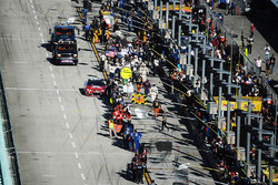 Dale Earnhardt Jr., Hendrick Motorsports Chevrolet, Hendrick Motorsports Chevrolet is greeted by teams as he leaves pit road